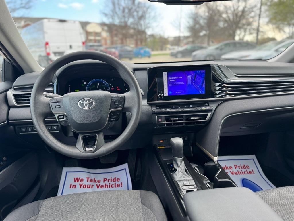 Toyota Camry Hybrid XLE 2025