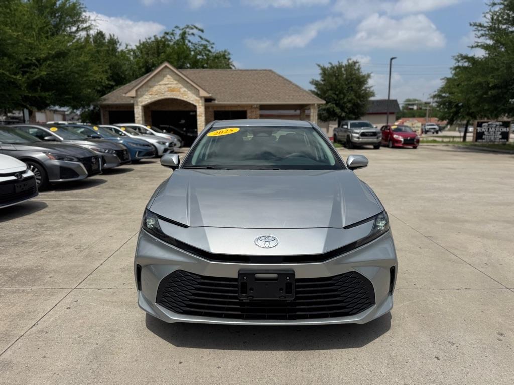 Toyota Camry Hybrid XLE 2025