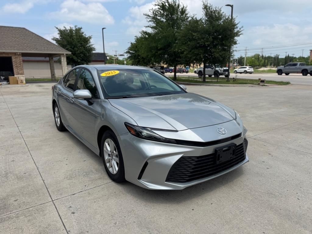Toyota Camry Hybrid XLE 2025