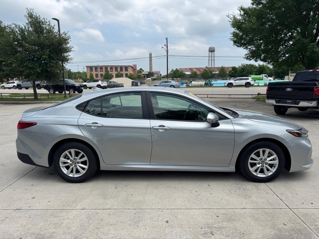 Toyota Camry Hybrid XLE 2025