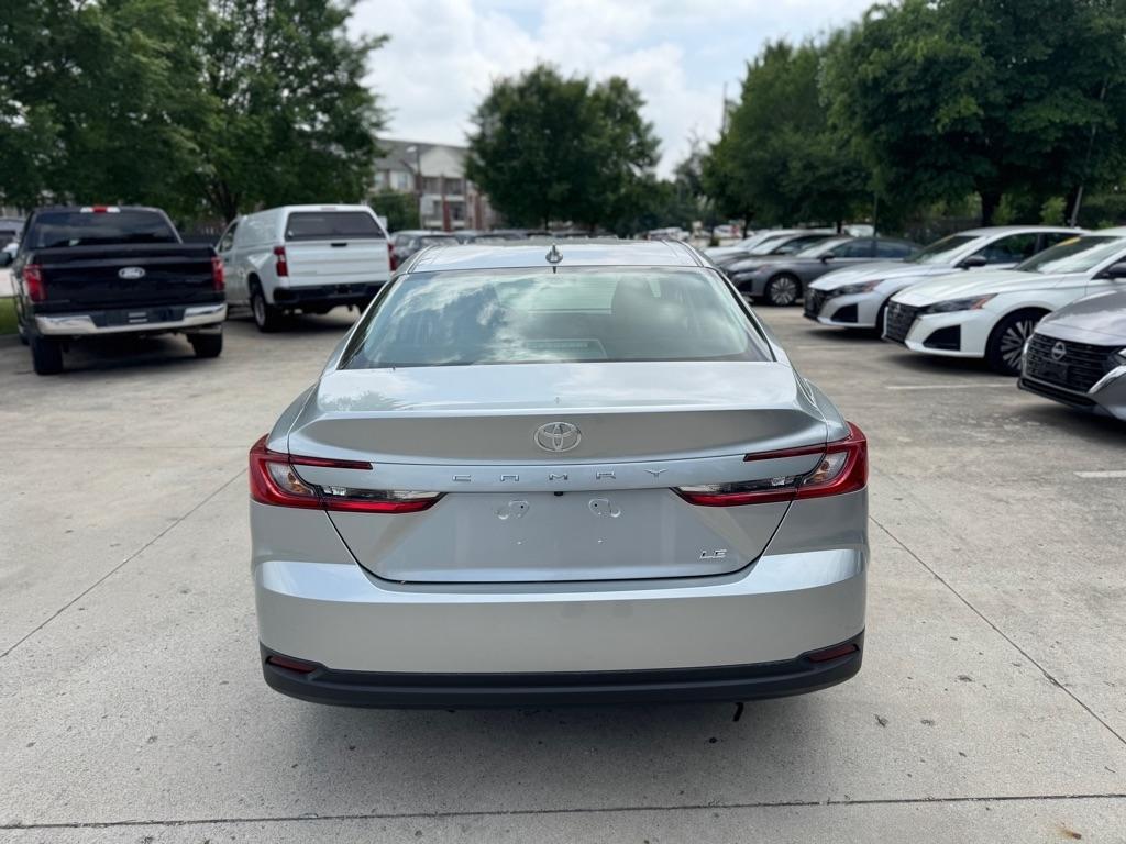 Toyota Camry Hybrid XLE 2025