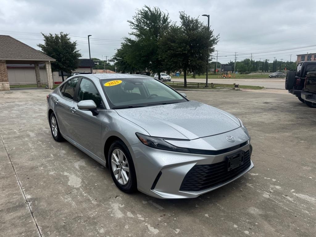Toyota Camry Hybrid XLE 2025