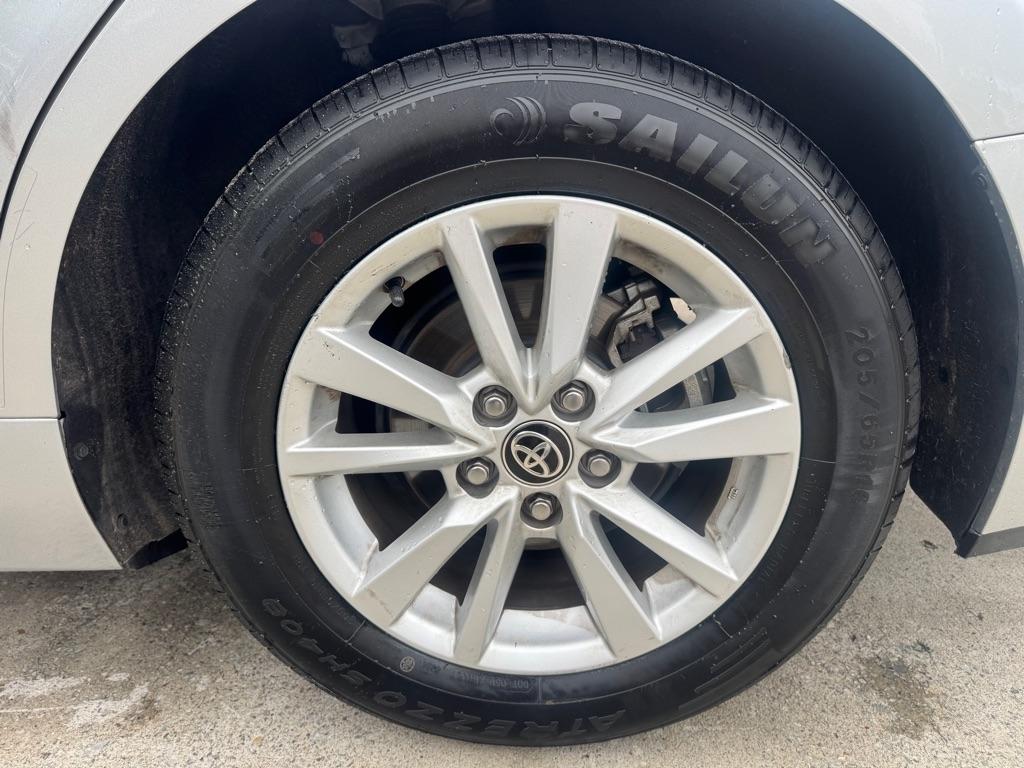 Toyota Camry Hybrid XLE 2025