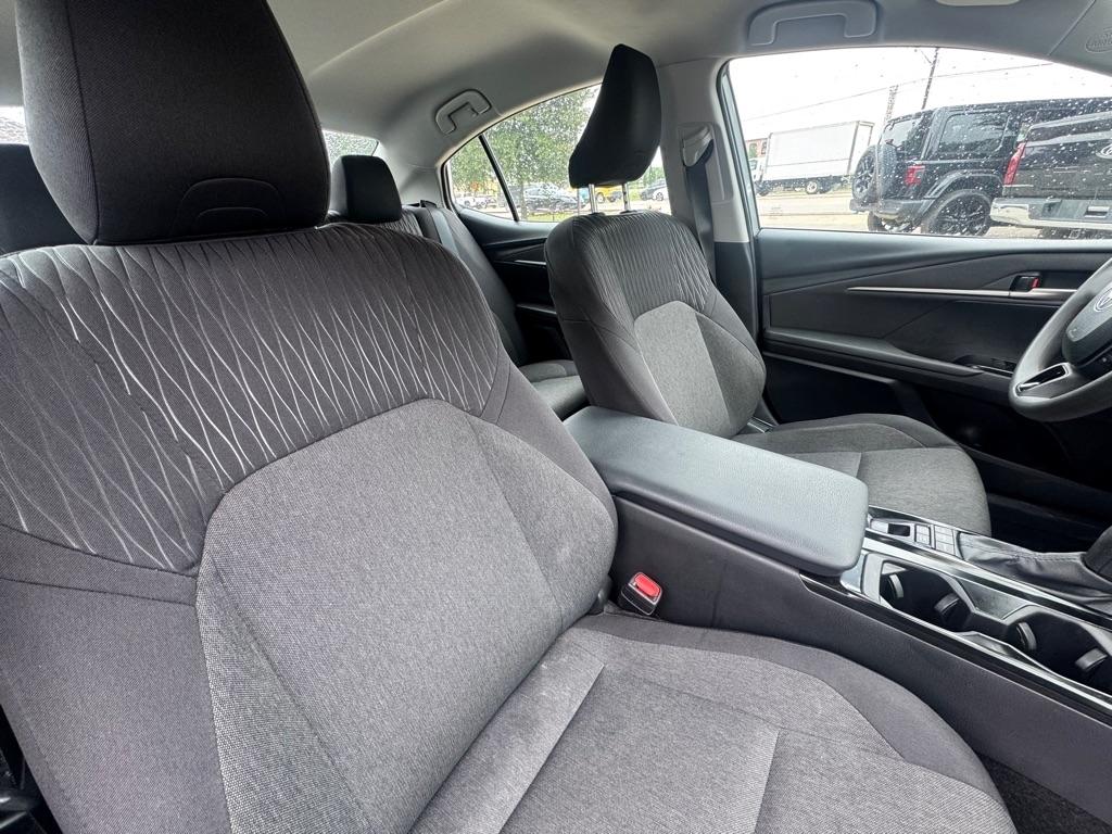 Toyota Camry Hybrid XLE 2025