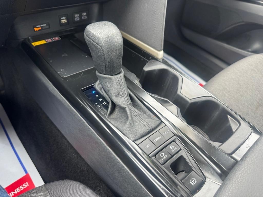 Toyota Camry Hybrid XLE 2025