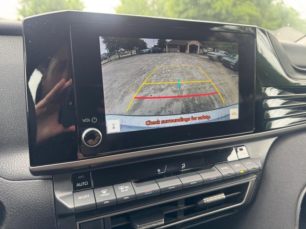 Toyota Camry Hybrid XLE 2025