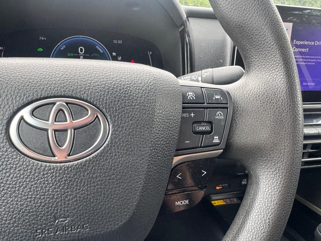 Toyota Camry Hybrid XLE 2025