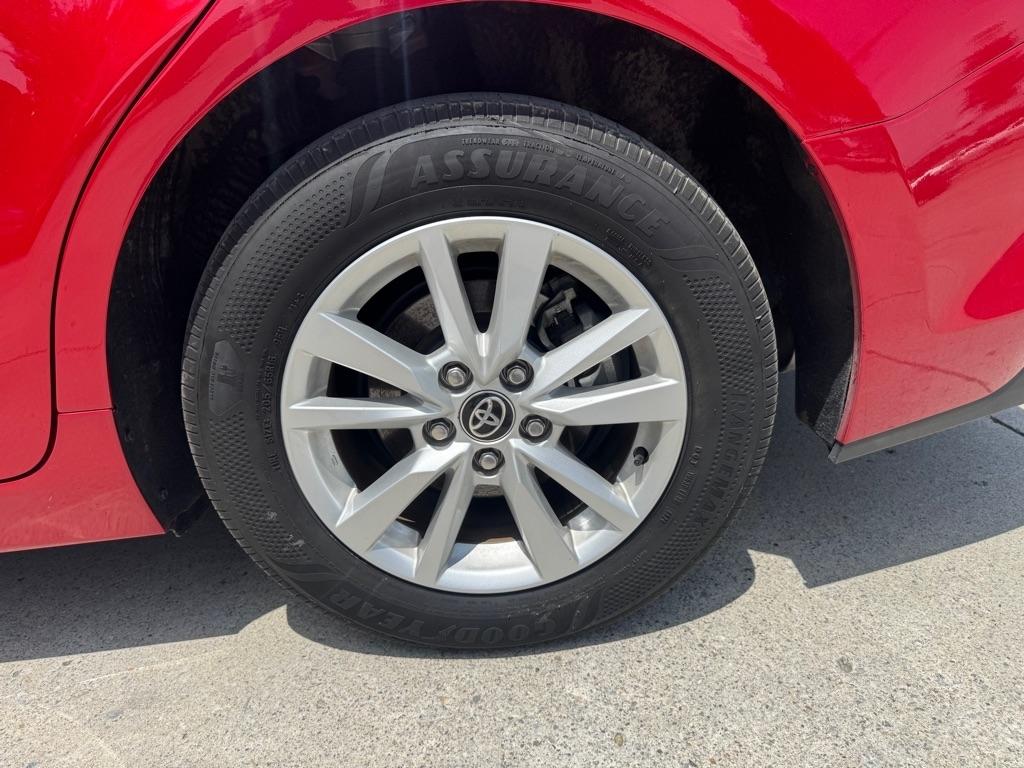 Toyota Camry Hybrid XLE 2025