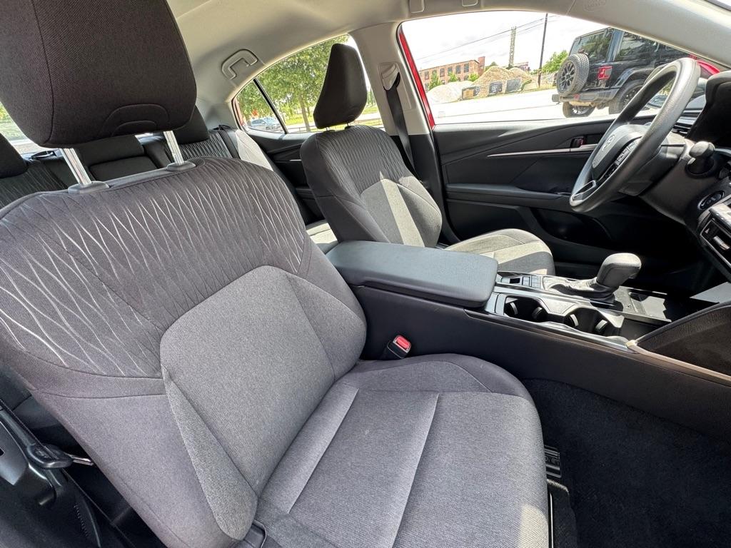 Toyota Camry Hybrid XLE 2025