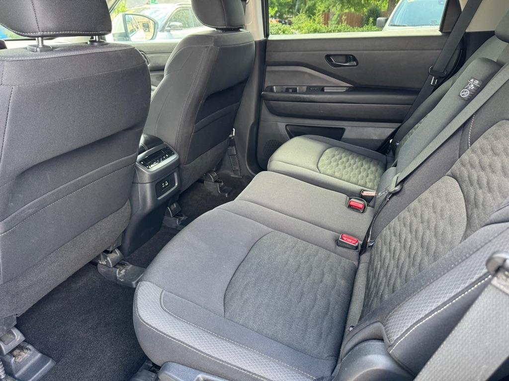 Nissan Pathfinder SV 2025