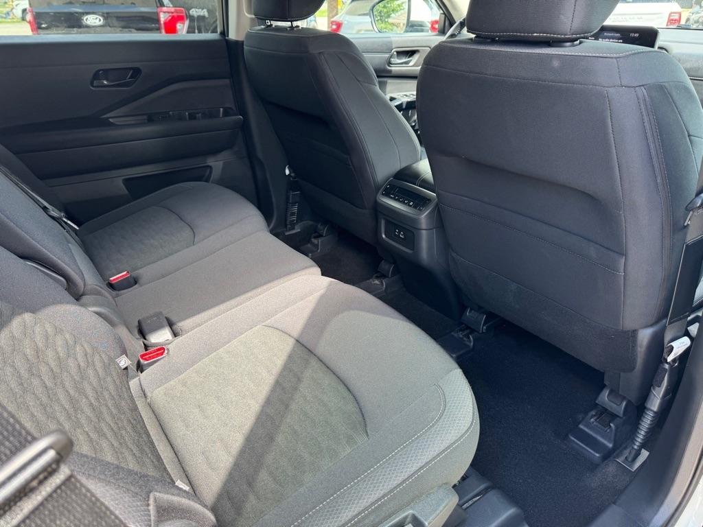 Nissan Pathfinder SV 2025