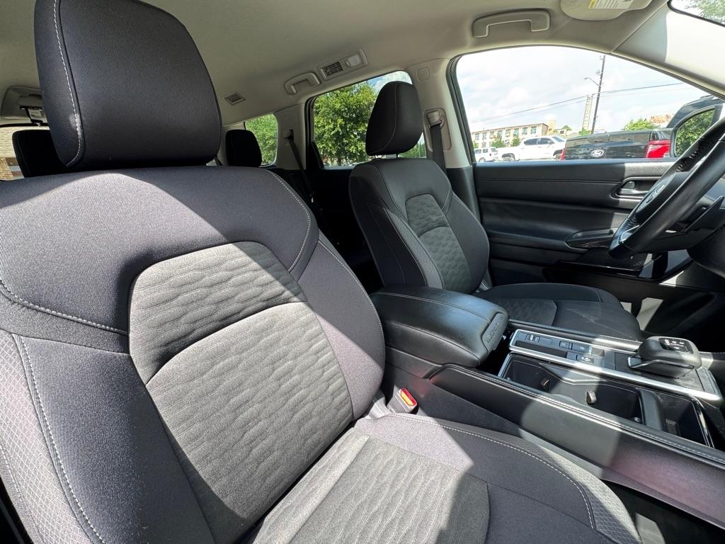 Nissan Pathfinder SV 2025