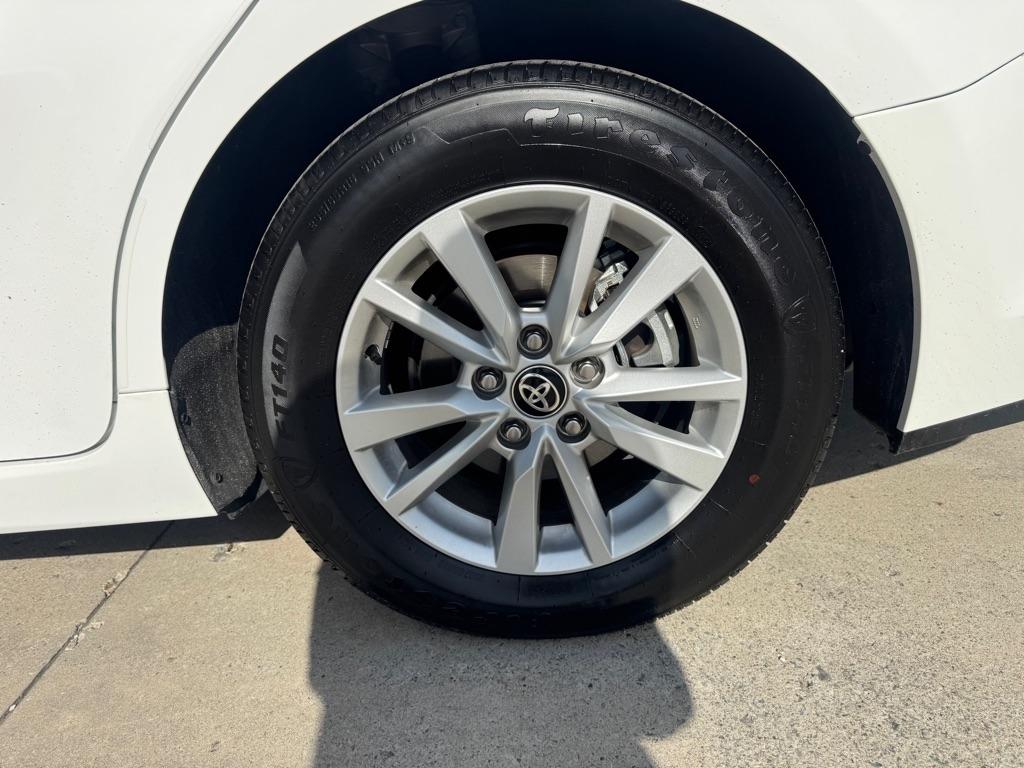 Toyota Camry Hybrid XLE 2026