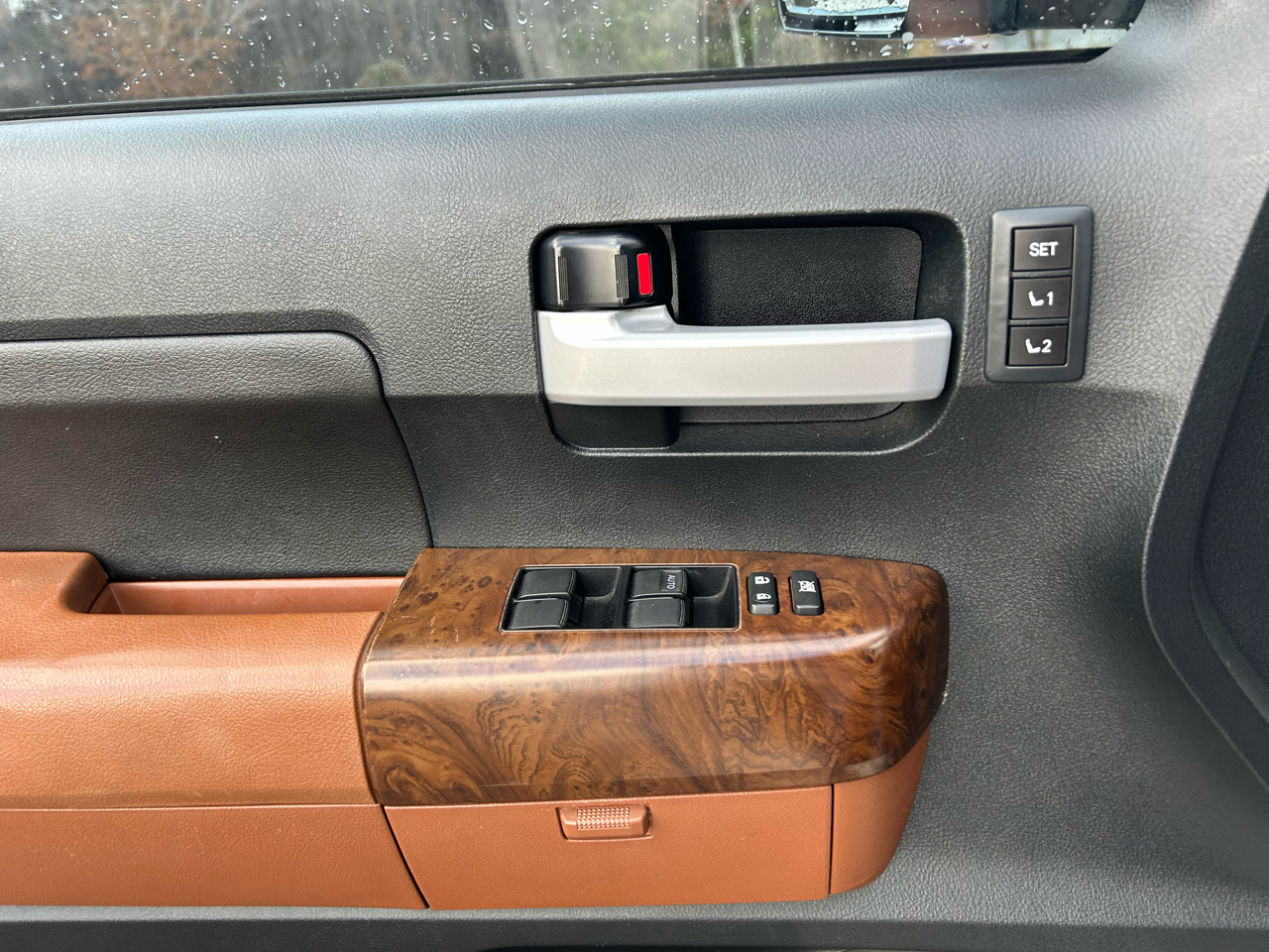 Toyota Tundra Limited 5.7L FFV CrewMax 4WD 2012