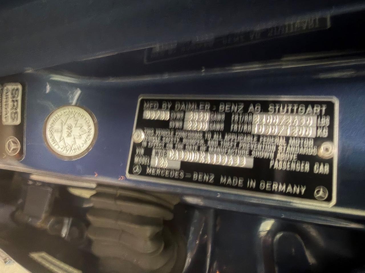 Mercedes-Benz 560 SEL sedan 1989