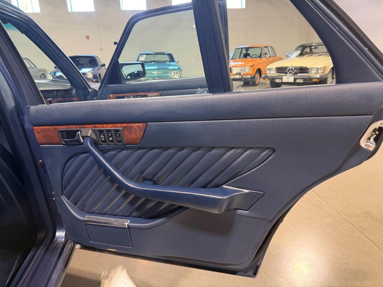 Mercedes-Benz 560 SEL sedan 1989