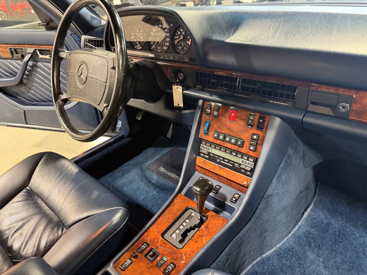 Mercedes-Benz 560 SEL sedan 1989