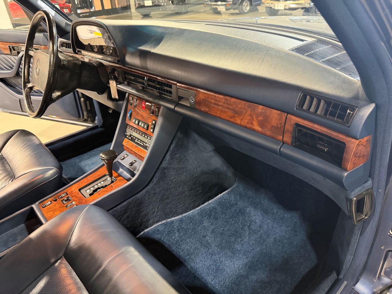 Mercedes-Benz 560 SEL sedan 1989