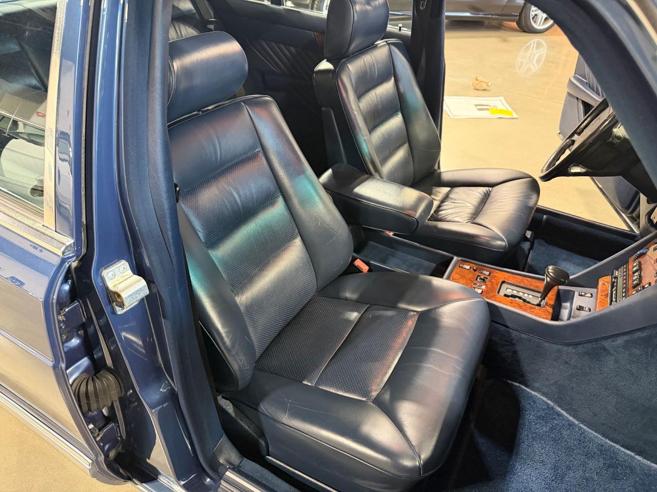 Mercedes-Benz 560 SEL sedan 1989