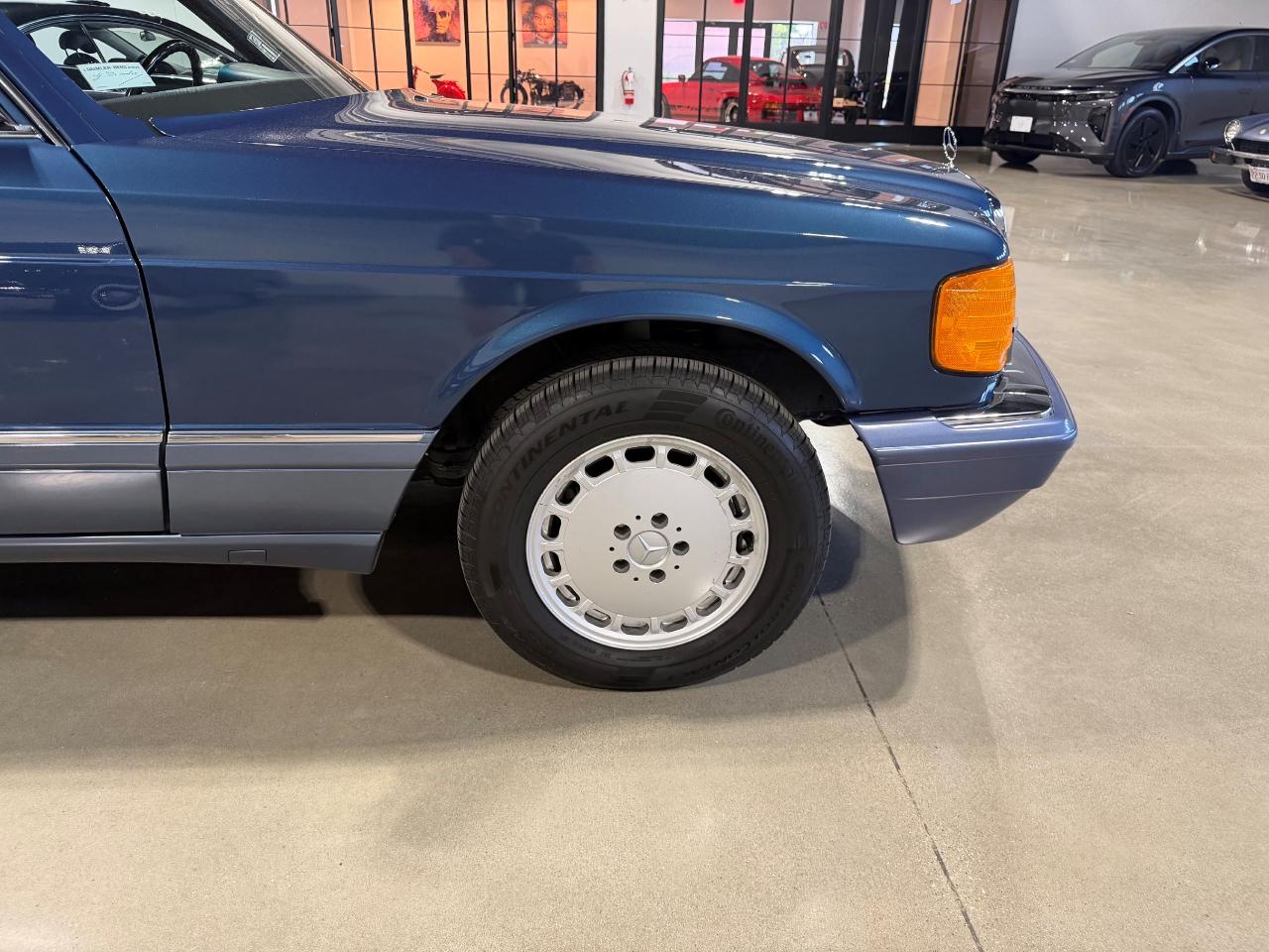 Mercedes-Benz 560 SEL sedan 1989
