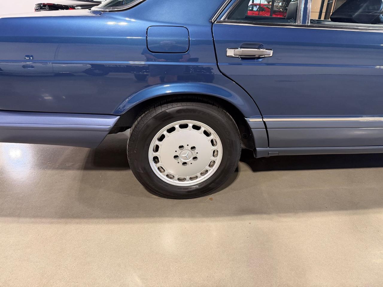 Mercedes-Benz 560 SEL sedan 1989