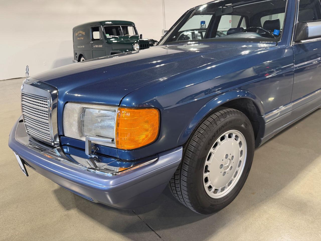 Mercedes-Benz 560 SEL sedan 1989