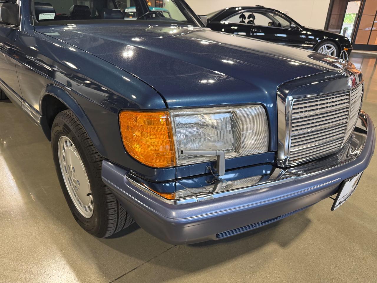 Mercedes-Benz 560 SEL sedan 1989
