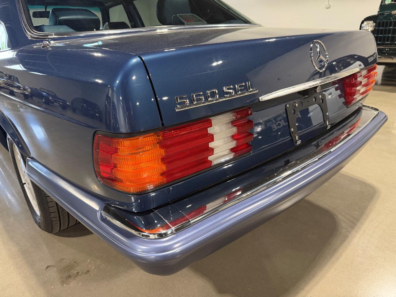 Mercedes-Benz 560 SEL sedan 1989