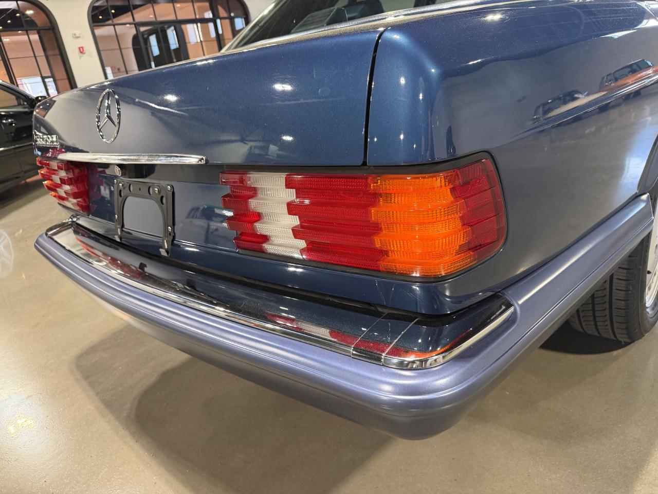 Mercedes-Benz 560 SEL sedan 1989