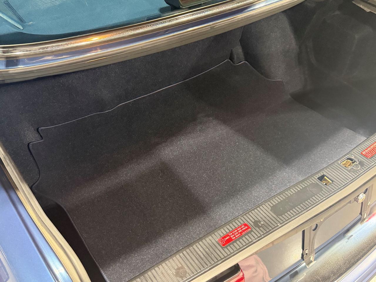 Mercedes-Benz 560 SEL sedan 1989