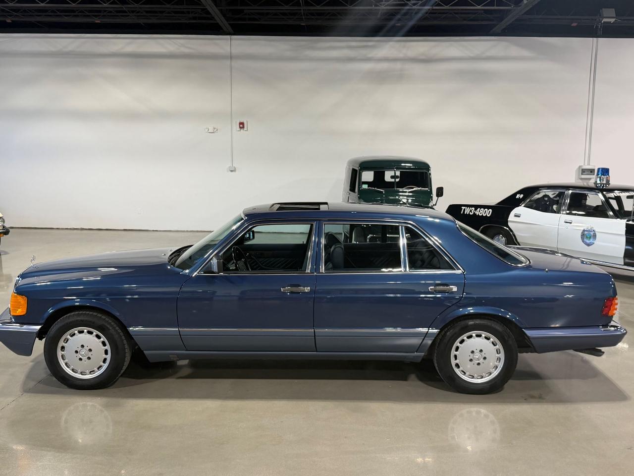 Mercedes-Benz 560 SEL sedan 1989
