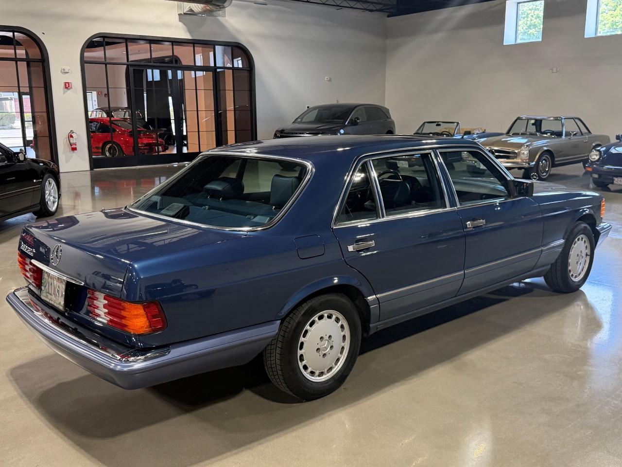 Mercedes-Benz 560 SEL sedan 1989