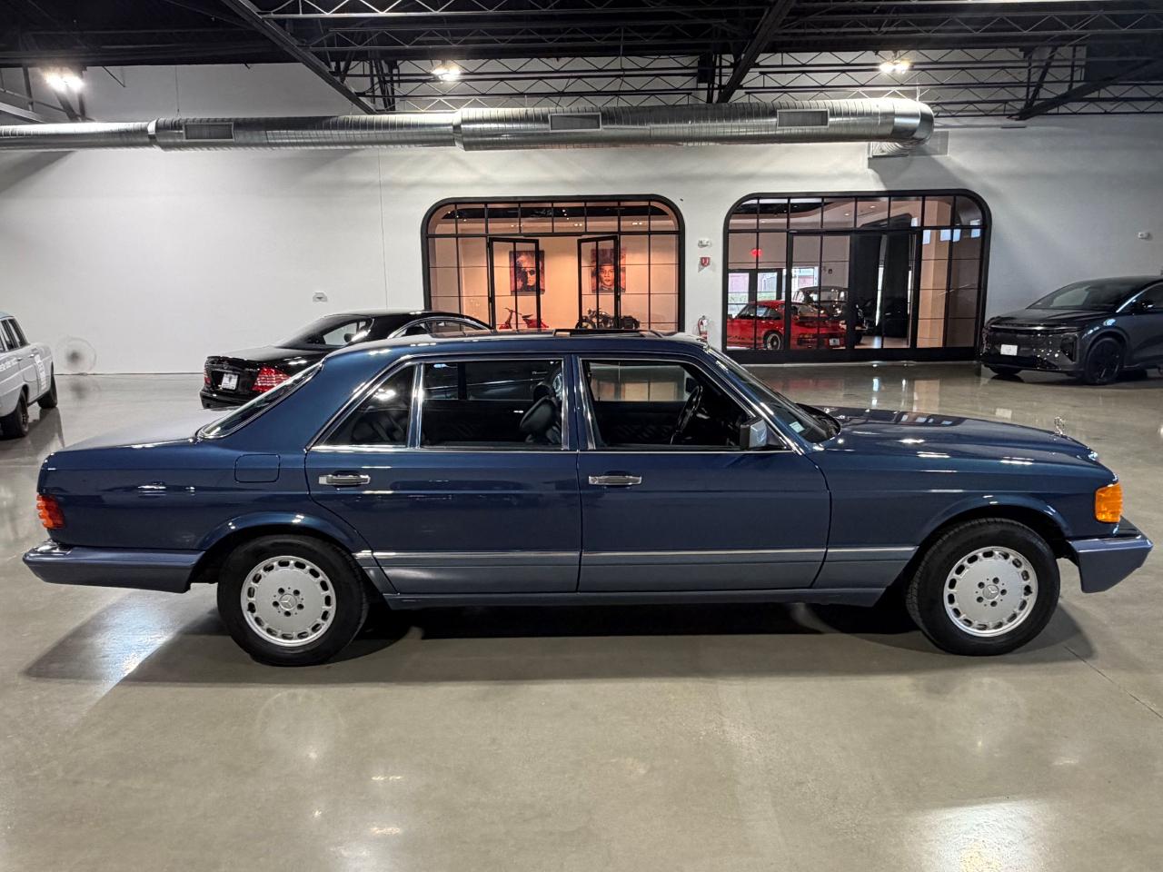 Mercedes-Benz 560 SEL sedan 1989