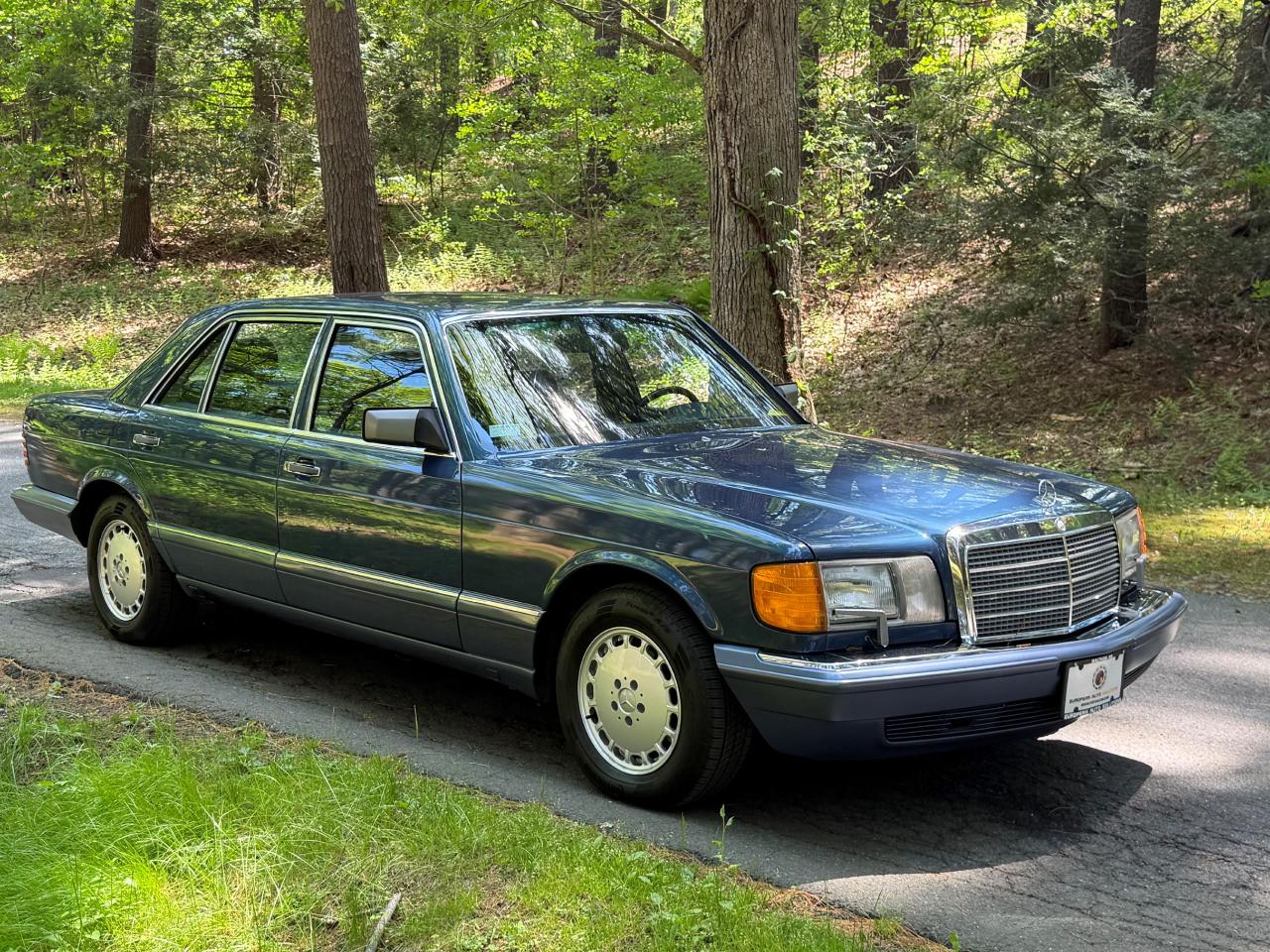 Mercedes-Benz 560 SEL sedan 1989