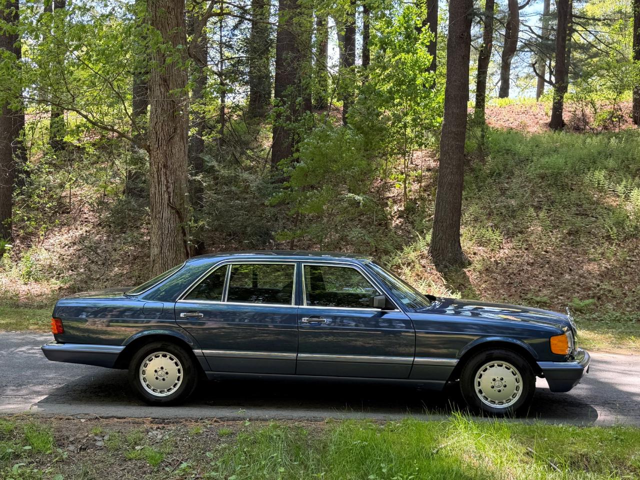 Mercedes-Benz 560 SEL sedan 1989
