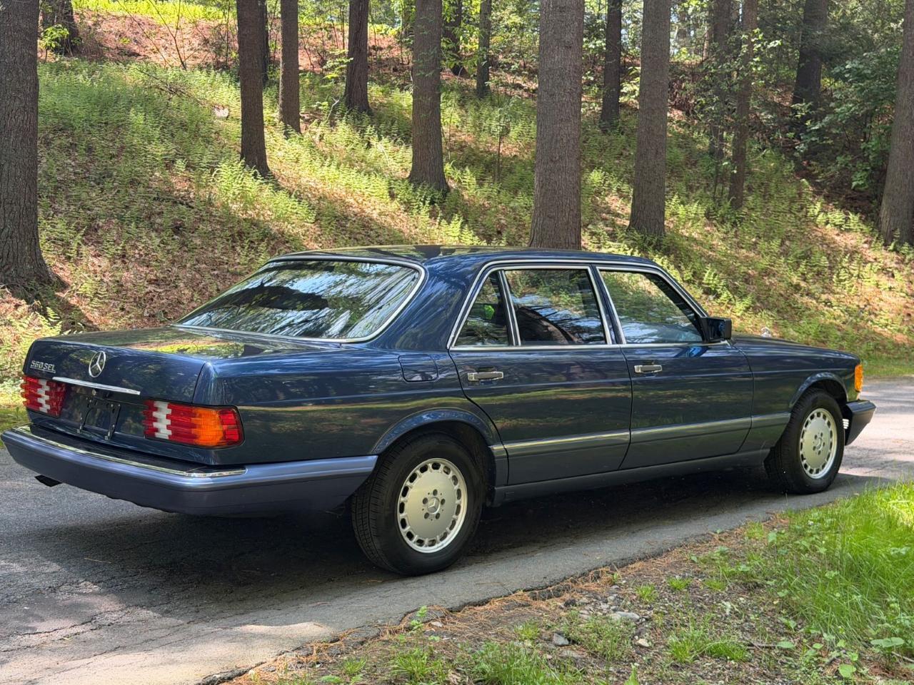 Mercedes-Benz 560 SEL sedan 1989