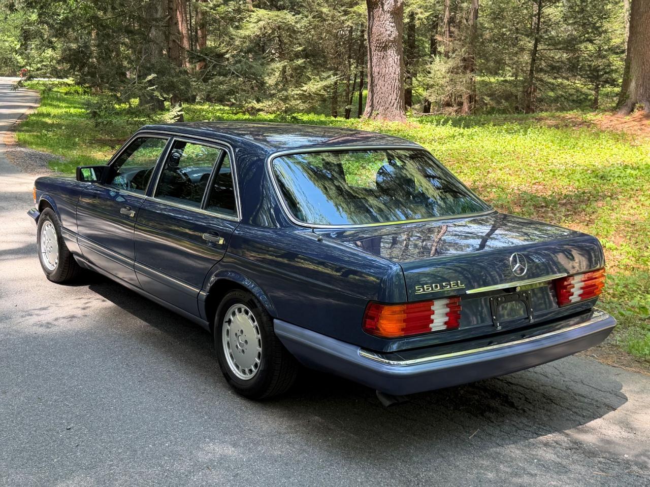 Mercedes-Benz 560 SEL sedan 1989