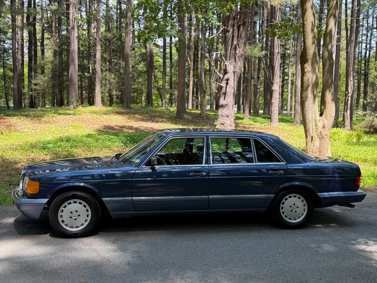 Mercedes-Benz 560 SEL sedan 1989