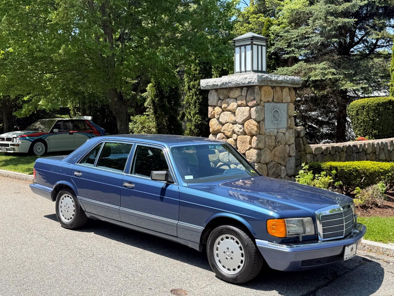 Mercedes-Benz 560 SEL sedan 1989