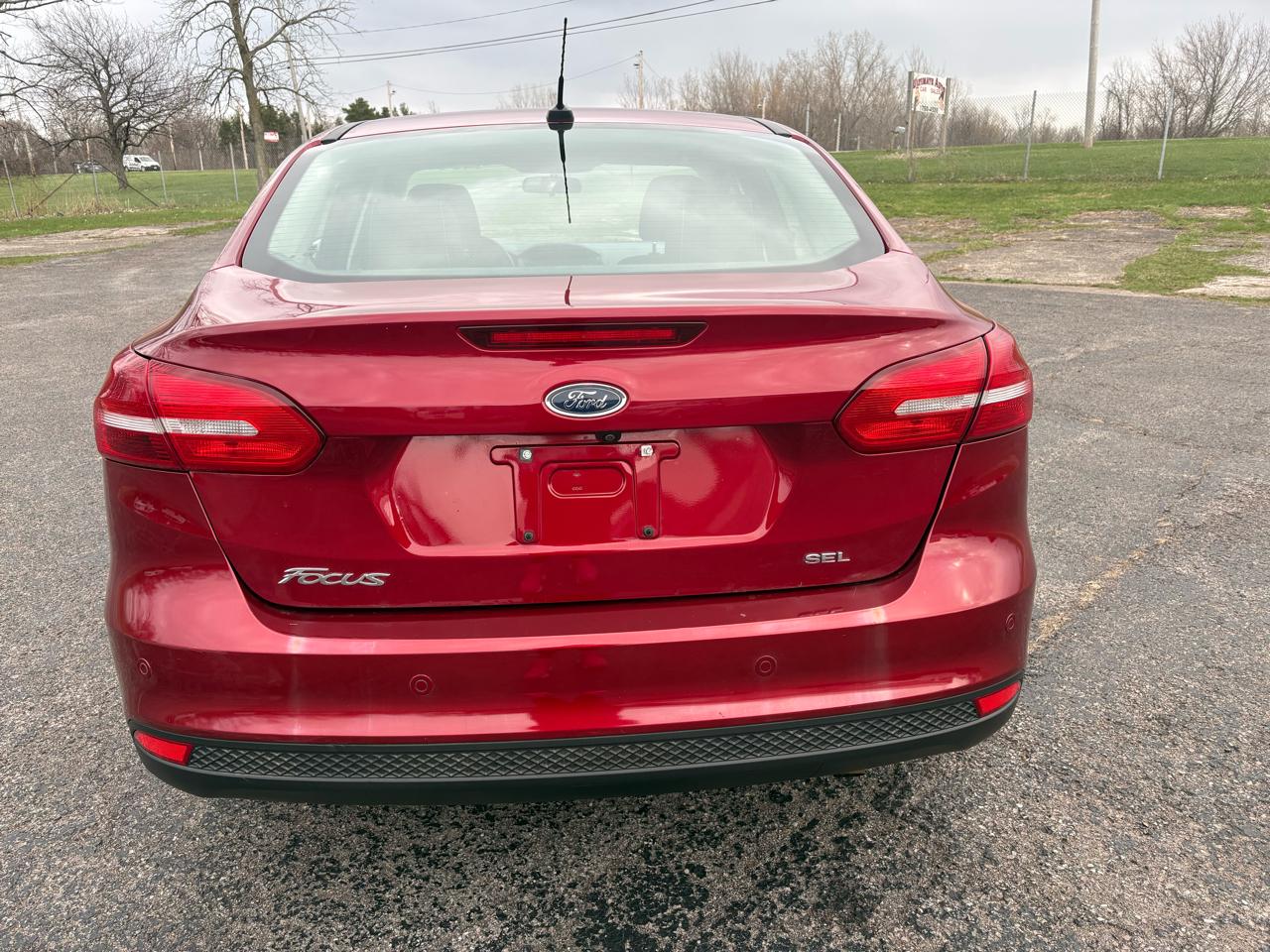 Ford Focus 4dr Sdn SEL 2017