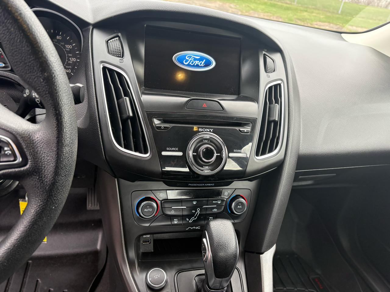 Ford Focus 4dr Sdn SEL 2017