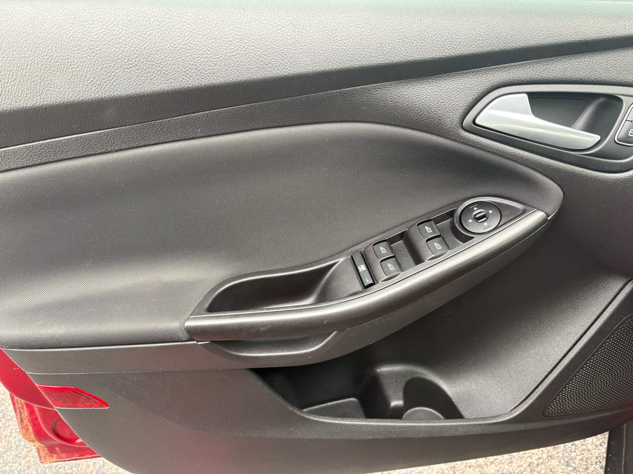 Ford Focus 4dr Sdn SEL 2017