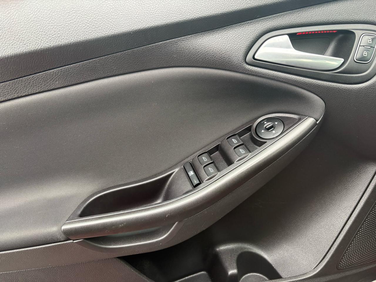 Ford Focus 4dr Sdn SEL 2017