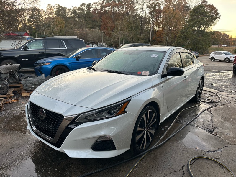 2019 Nissan Altima SR's photo
