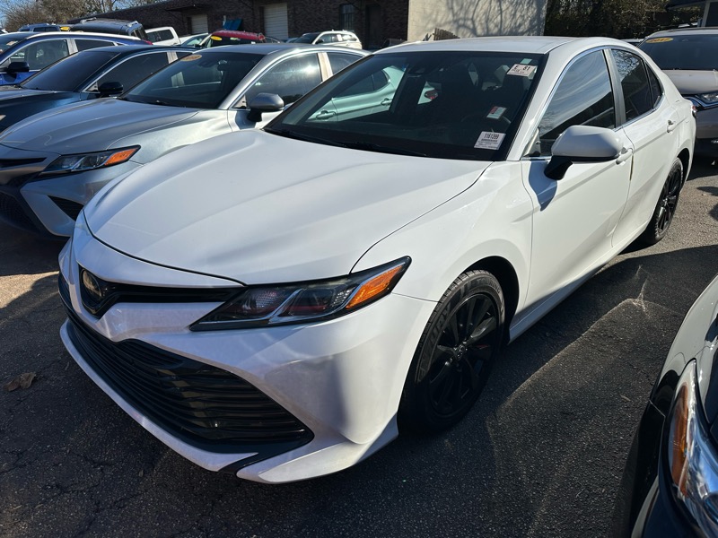 2019 Toyota Camry LE's photo