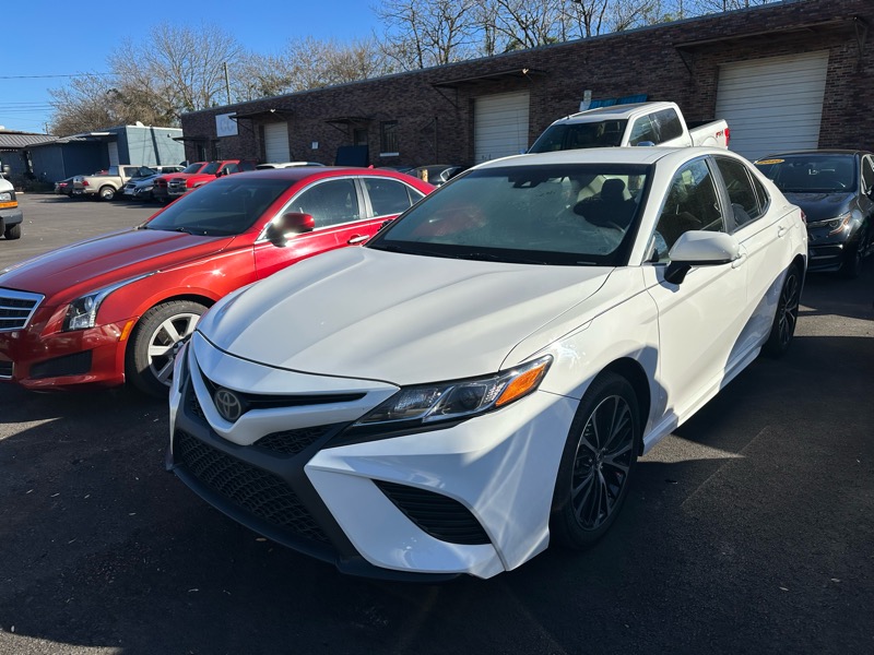 2018 Toyota Camry SE's photo