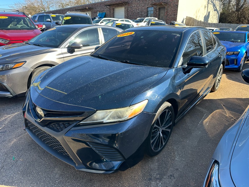 2019 Toyota Camry SE's photo