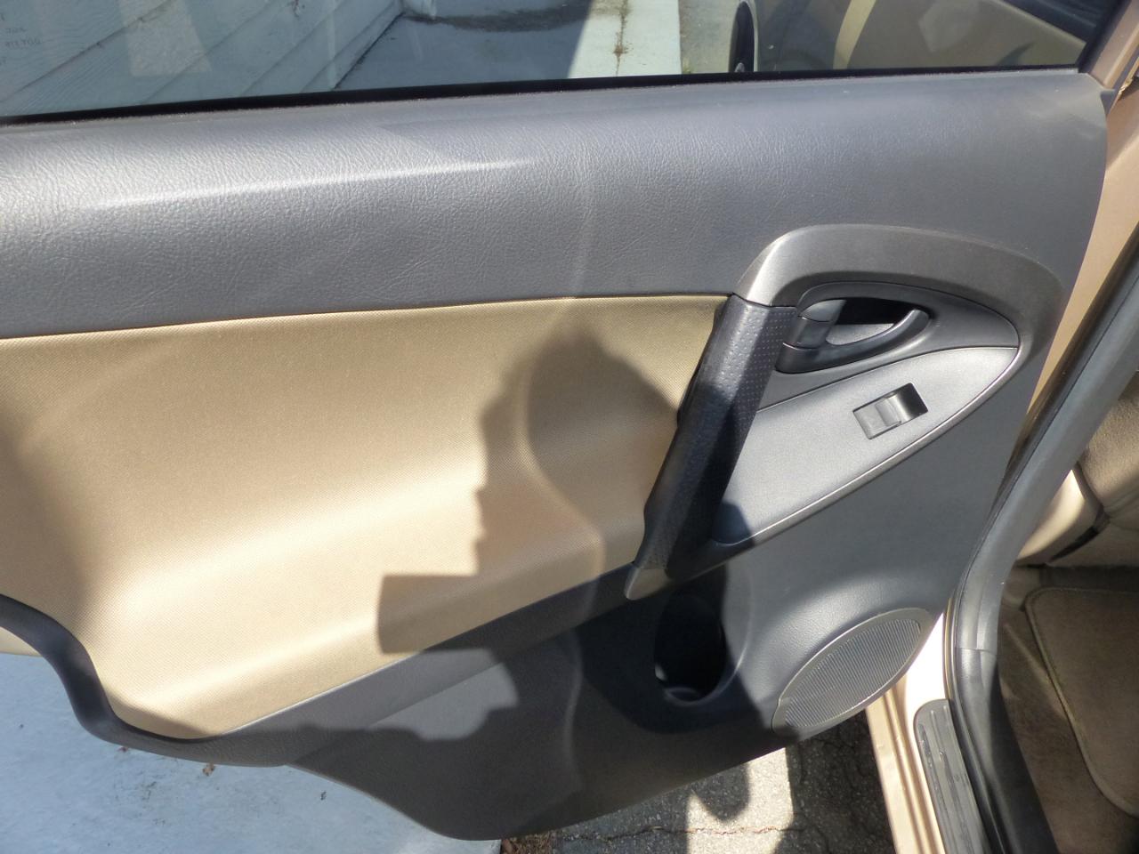 Toyota RAV4 Base I4 2WD 2011