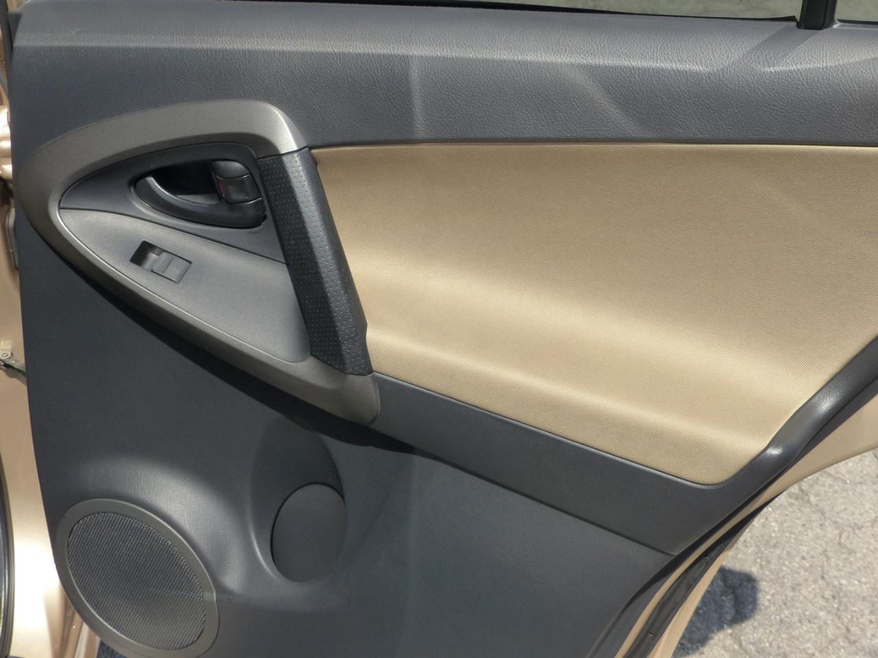 Toyota RAV4 Base I4 2WD 2011