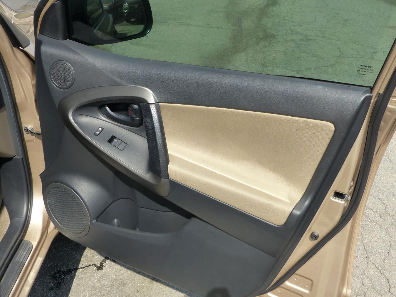 Toyota RAV4 Base I4 2WD 2011